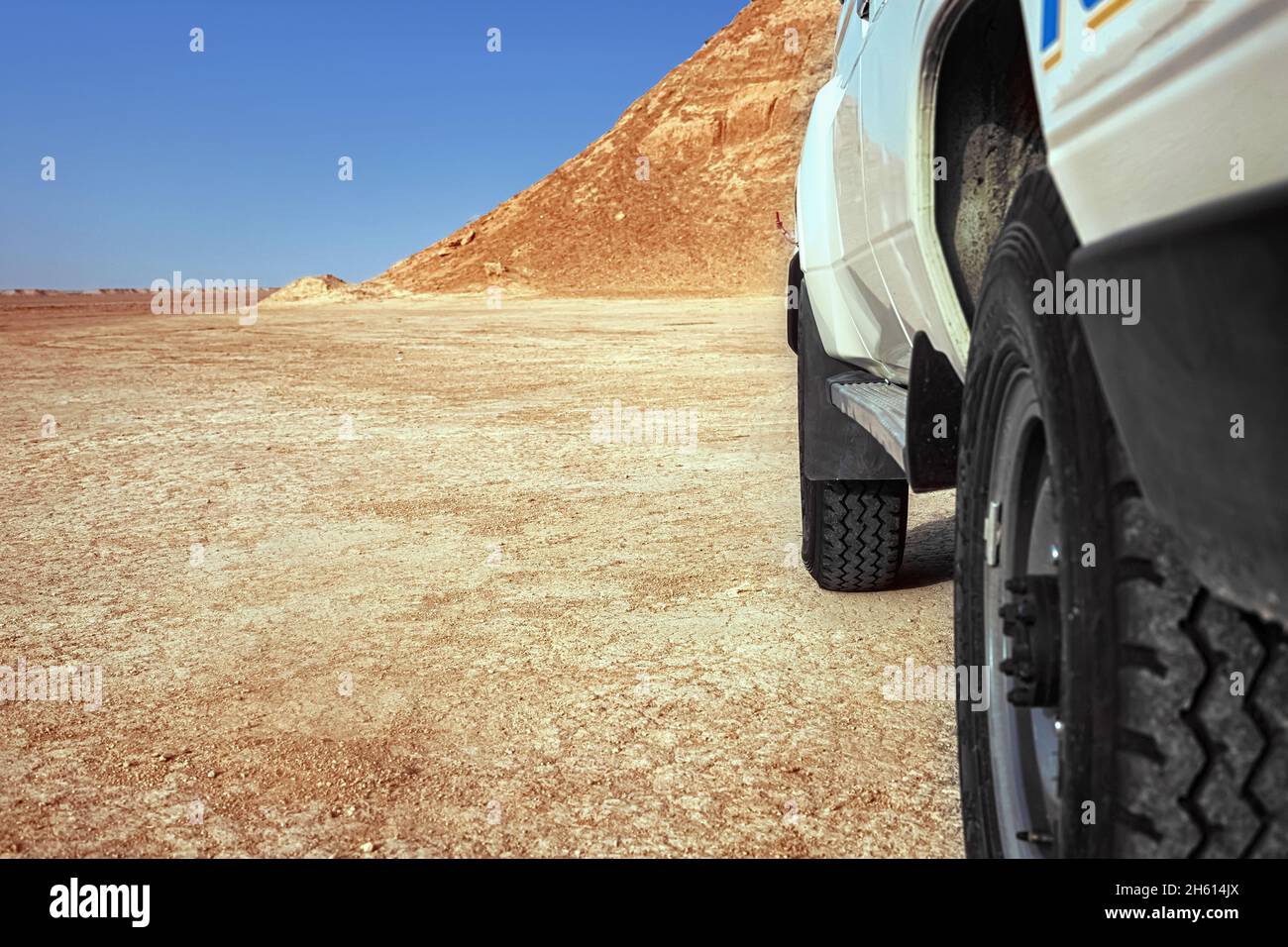 Wüstensafari. SUVs mitten in der Sahara, Tunesien. Stockfoto