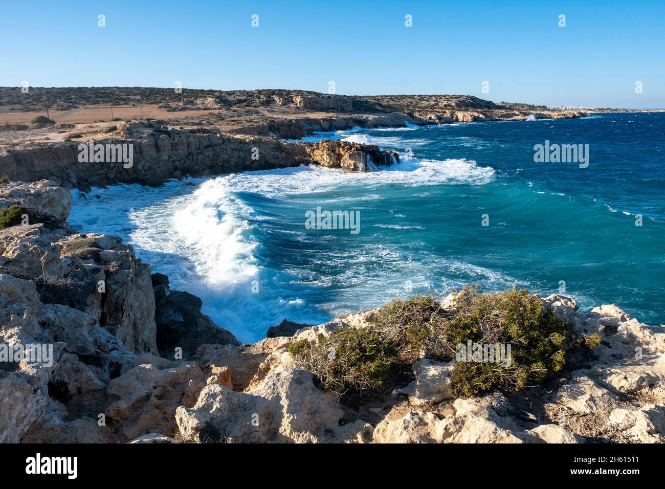 Raues Meer an einem Tag mit starken Winden im Cape Greco Nationalpark Zypern. Stockfoto