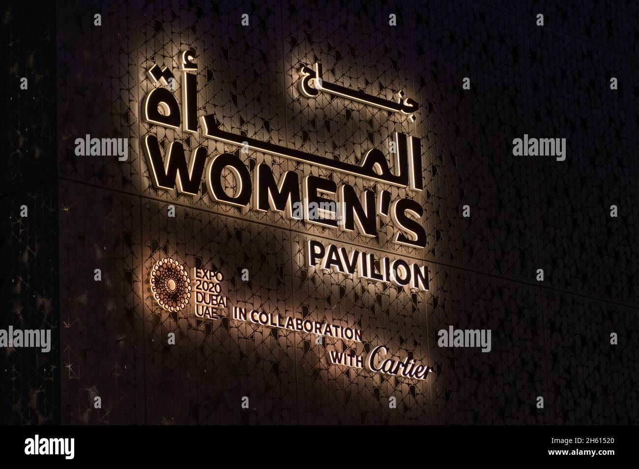 11.11.2021 - Dubai, VAE - Frauenpavillon bei Nacht im Expo 2020 Sustainability District ein globales Event zu Nachhaltigkeit und zukünftigen Innovationen Stockfoto