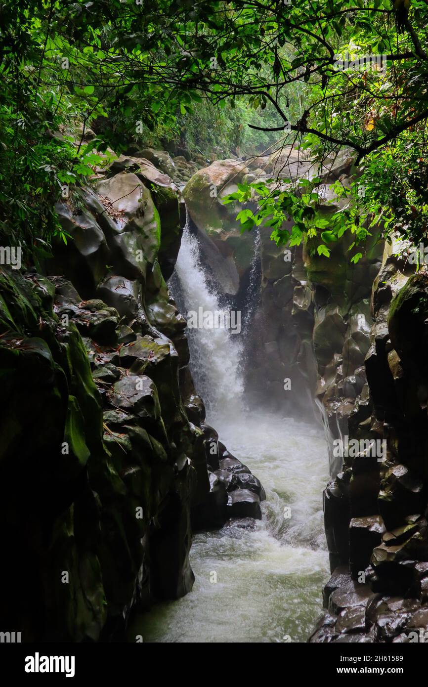 Ein felsiger Wasserfall mit morgendlicher Sonneneinstrahlung Stockfoto