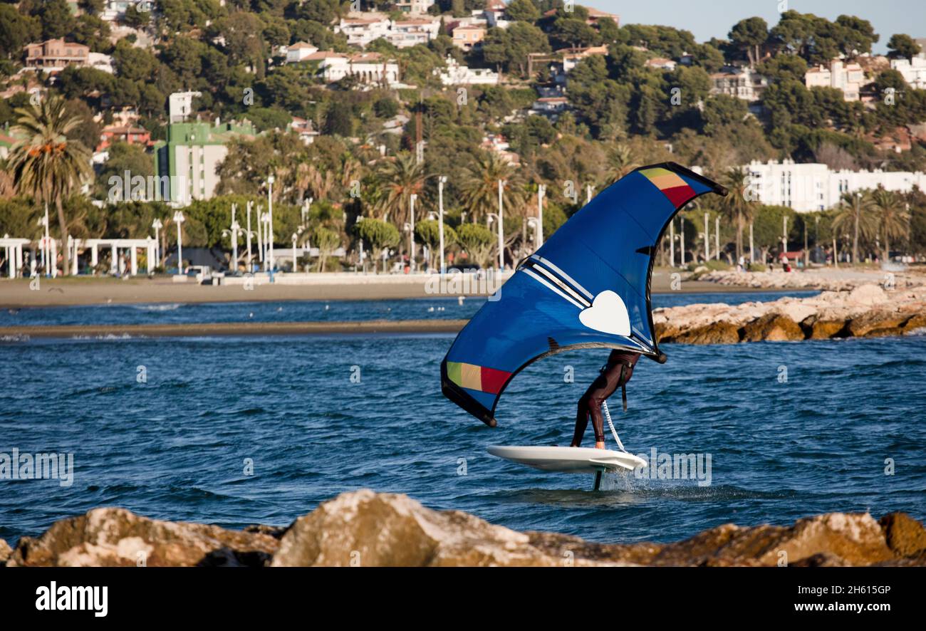 Wing Foiling wird auf einem kurzen, aber breiten und dicken Stand Up Paddle Board geübt, damit Ihr Fahrer stabil bleibt und leicht auf dem Board stehen kann. Stockfoto