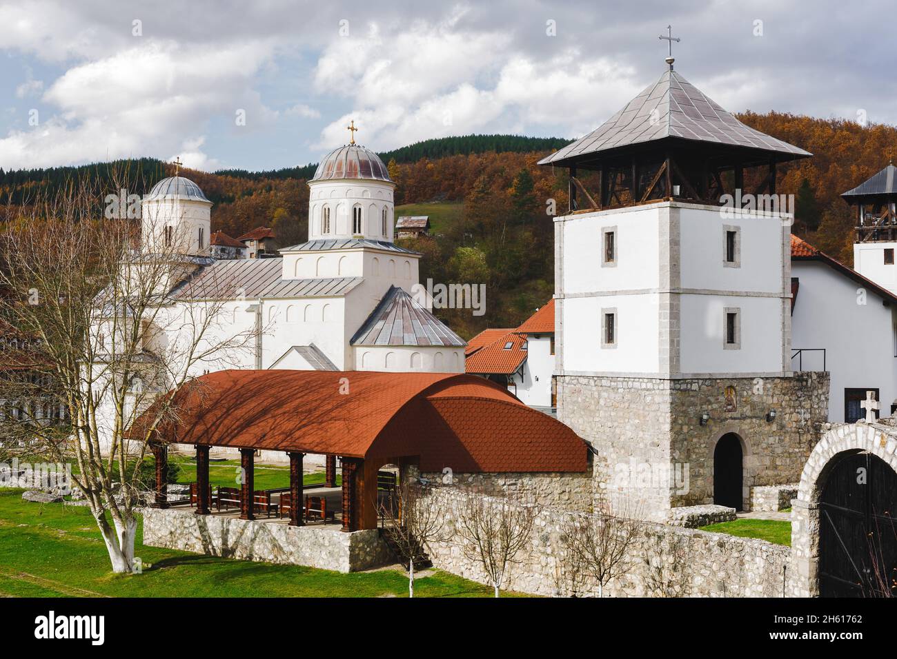 Kloster Mileseva. Blick auf den mittelalterlichen Komplex des Klosters Mileseva. 13th Jahrhundert. Bezirk Zlatibor, Stadt Prijepolje, Serbien Stockfoto