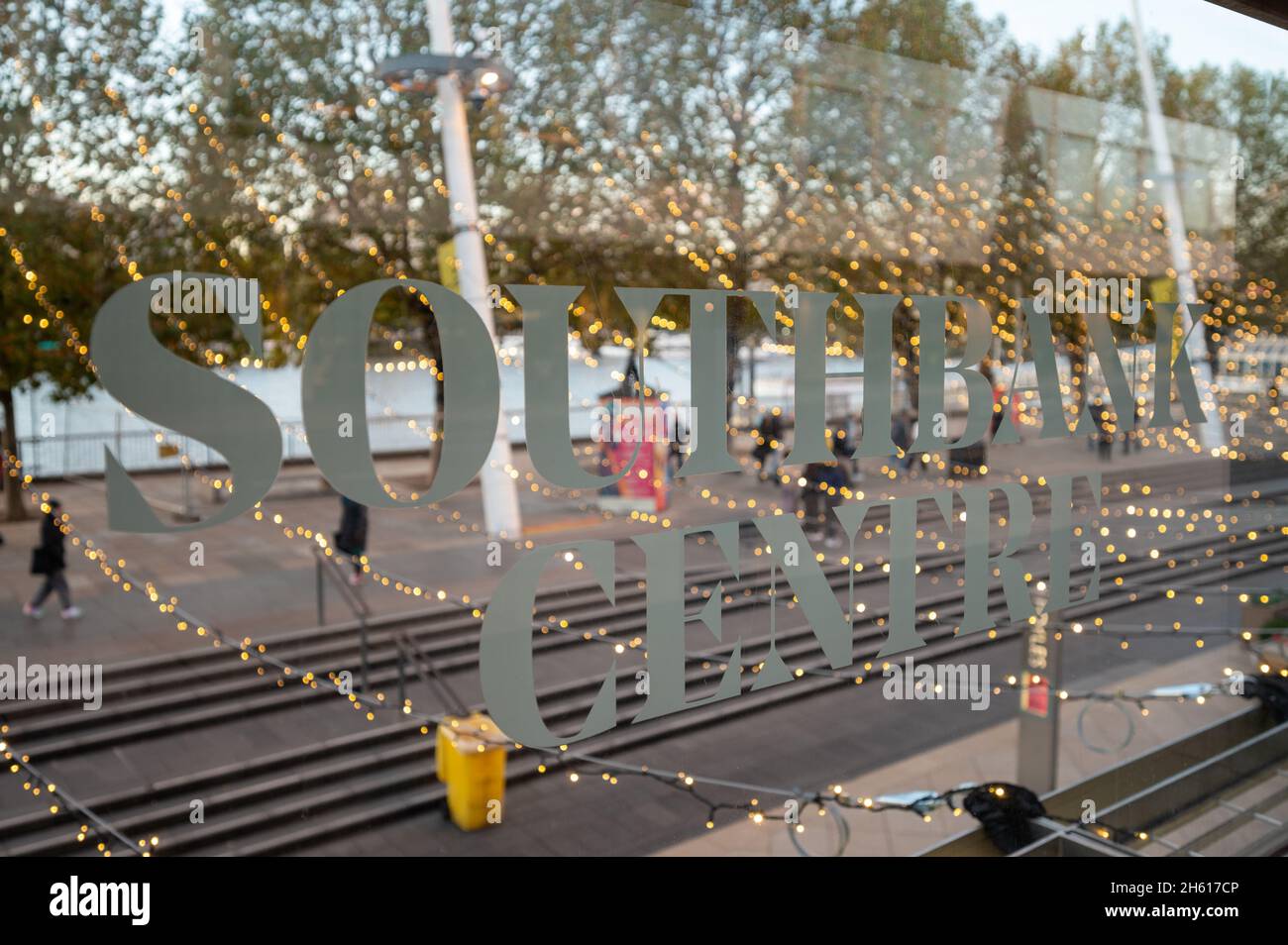LONDON - 1. NOVEMBER 2021: Schild für das Southbank Centre auf Glas mit weihnachtlichen dekorativen Lichtern im Hintergrund Stockfoto