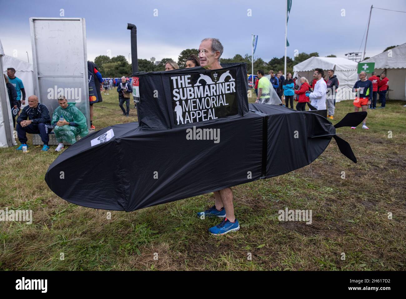 Vor dem Rennen versammeln sich im Greewich Park schicke Läufer in verschiedenen Kostümen im Vorfeld des London-Marathons 2021. Über 40,000 Läufer nahmen daran Teil. Stockfoto