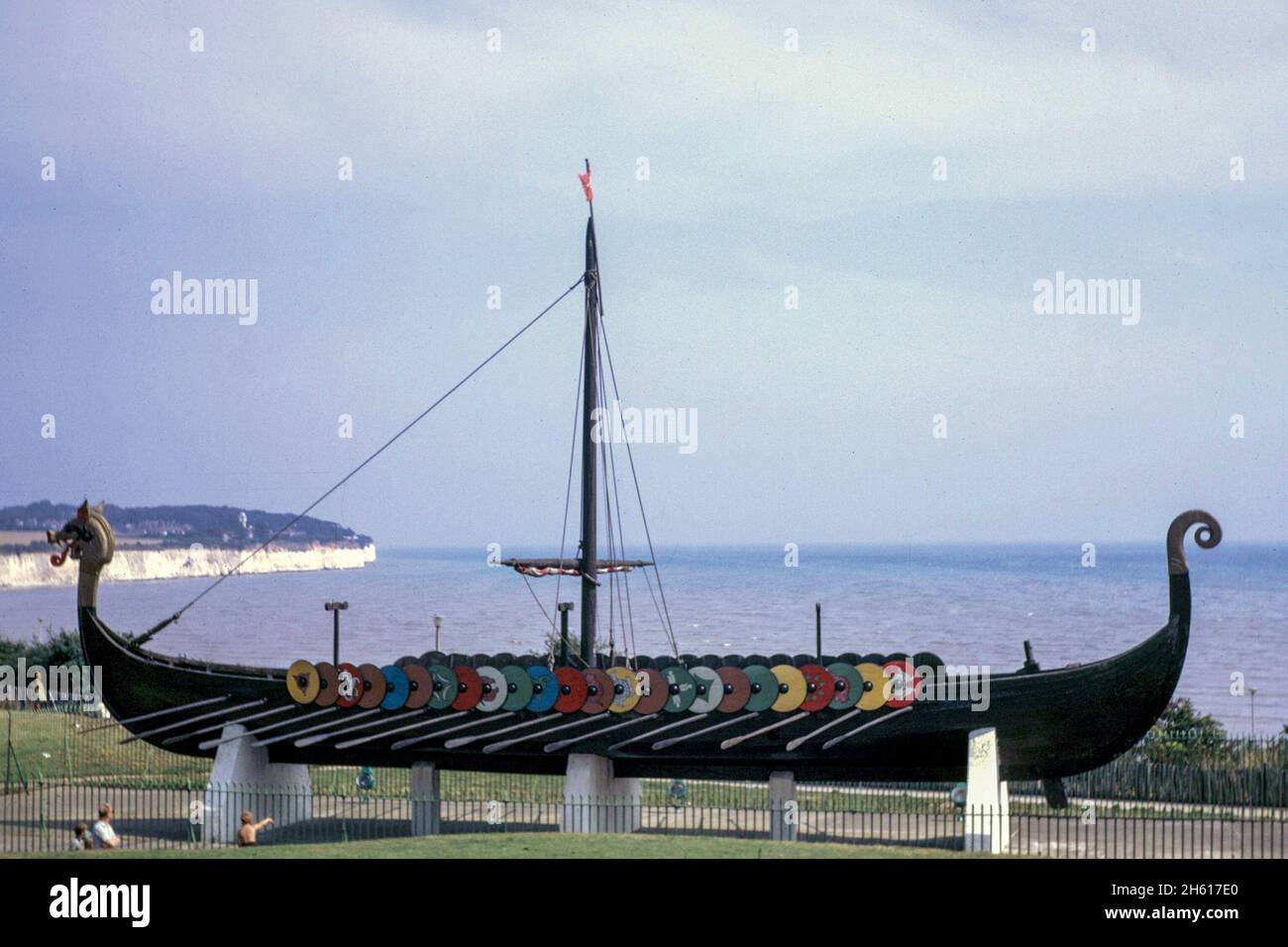 Ein Wikingerschiff in Pegwell Bay Kent im Jahr 1970 Stockfoto
