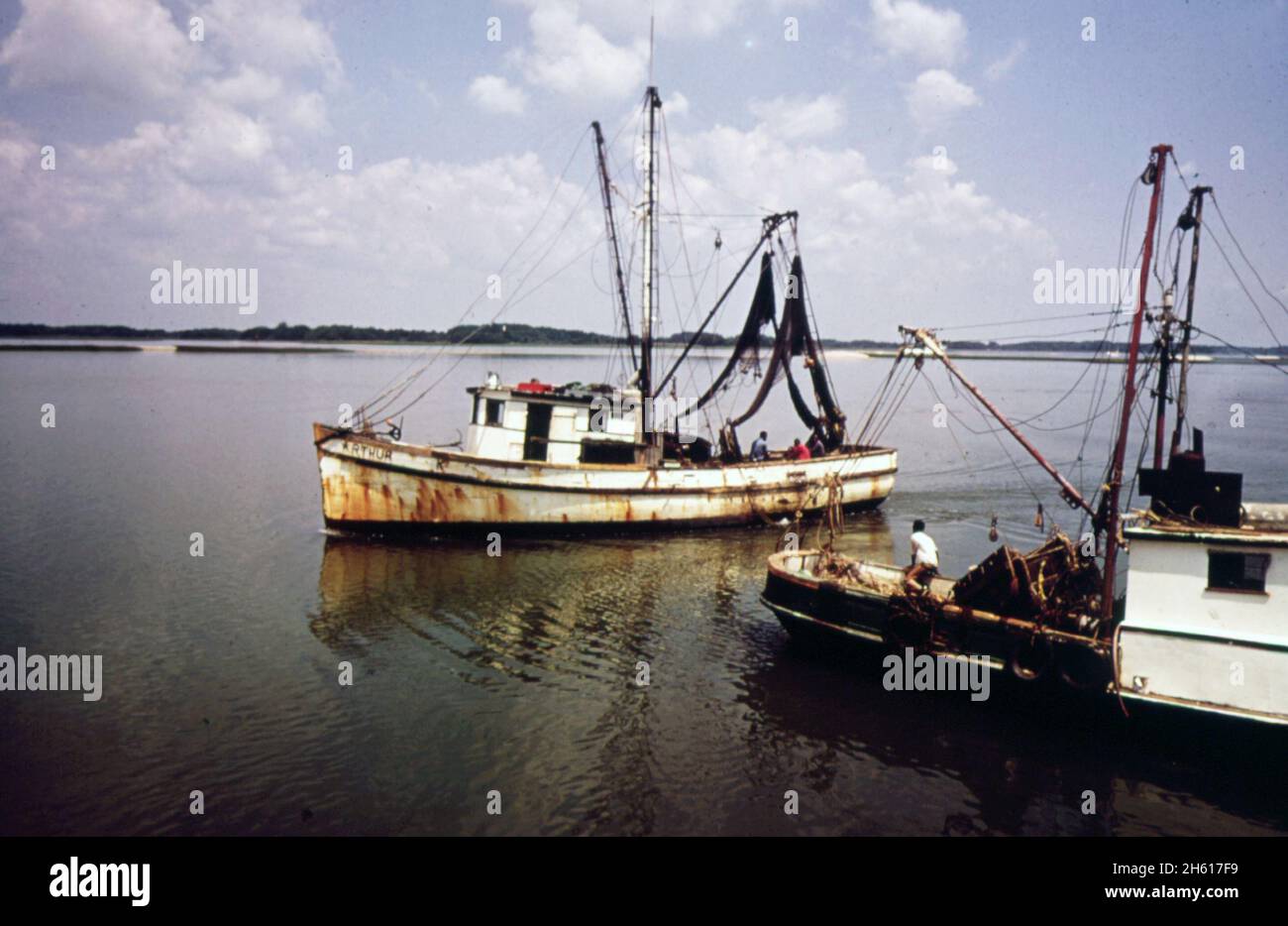 „Diese Garnelenboote gehören einer Genossenschaft, einem der wenigen schwarzen Unternehmen auf den Meerinseln Ca. Mai 1973' Stockfoto