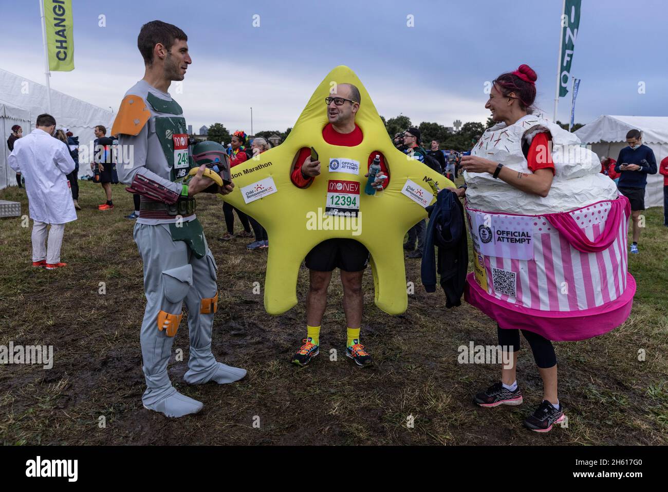 Vor dem Rennen versammeln sich im Greewich Park schicke Läufer in verschiedenen Kostümen im Vorfeld des London-Marathons 2021. Über 40,000 Läufer nahmen daran Teil. Stockfoto