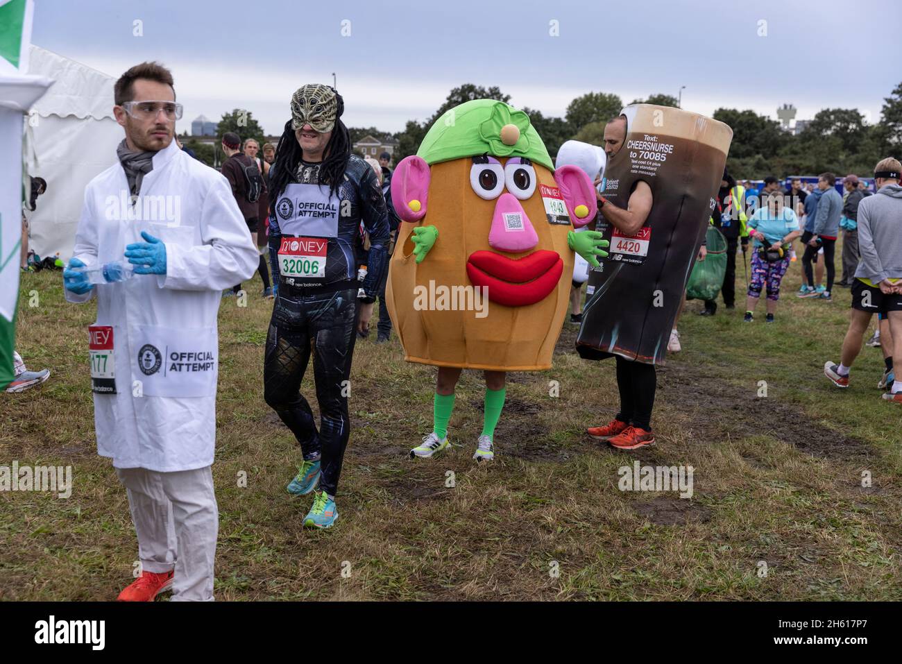 Vor dem Rennen versammeln sich im Greewich Park schicke Läufer in verschiedenen Kostümen im Vorfeld des London-Marathons 2021. Über 40,000 Läufer nahmen daran Teil. Stockfoto
