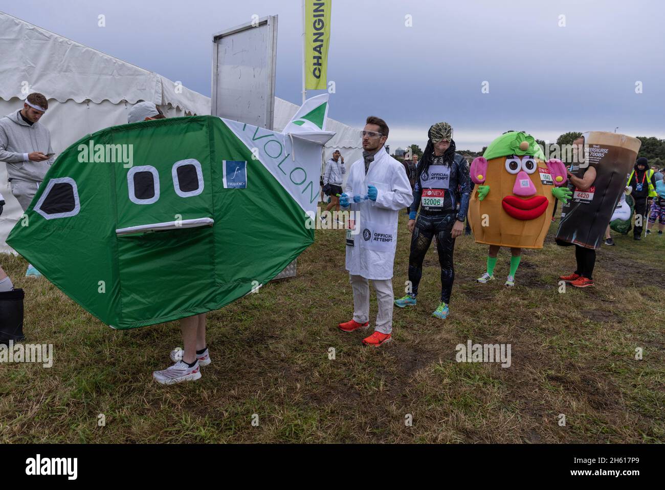 Vor dem Rennen versammeln sich im Greewich Park schicke Läufer in verschiedenen Kostümen im Vorfeld des London-Marathons 2021. Über 40,000 Läufer nahmen daran Teil. Stockfoto