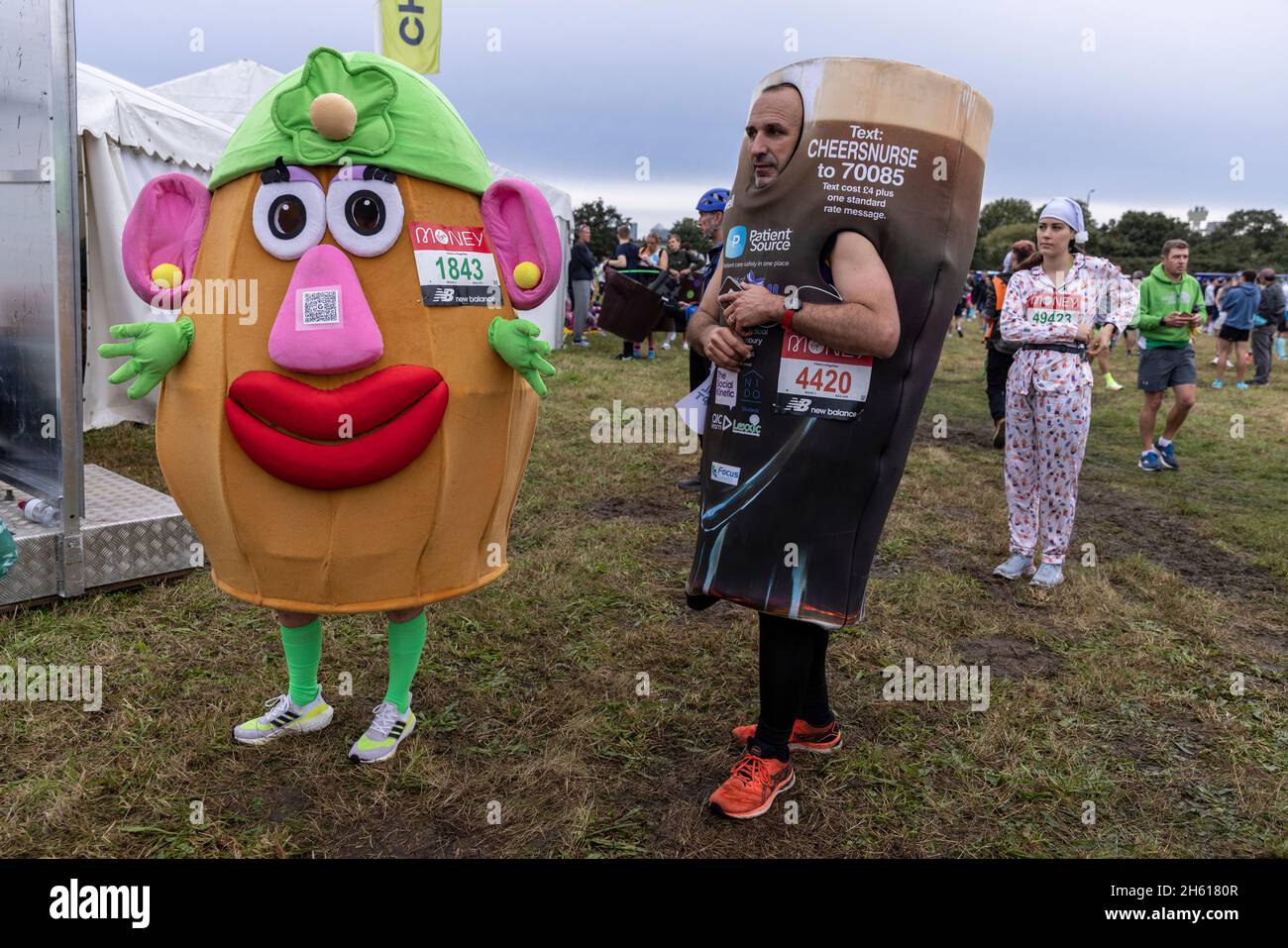 Vor dem Rennen versammeln sich im Greewich Park schicke Läufer in verschiedenen Kostümen im Vorfeld des London-Marathons 2021. Über 40,000 Läufer nahmen daran Teil. Stockfoto
