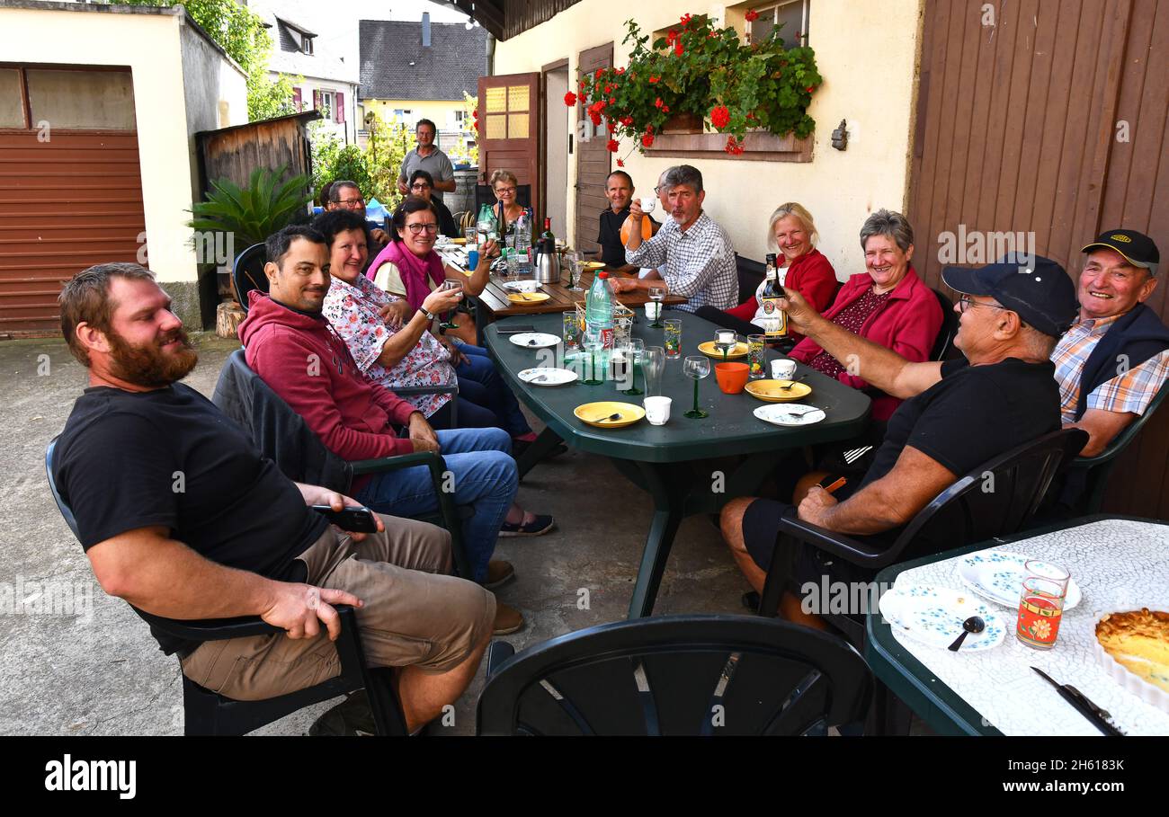 Eine wohlverdiente Erholung für die Familie der Weinpflücker im Dorf Sigolsheim in der elsässischen Weinregion von Frankreich. Weinlese frankreich Pflücker Hand Kommissionierung Stockfoto Eine wohlverdiente Erholung für die Familie der Weinpflücker im Dorf Sigolsheim in der elsässischen Weinregion von Frankreich. Weinlese frankreich Pflücker Hand Kommissionierung Stockfoto