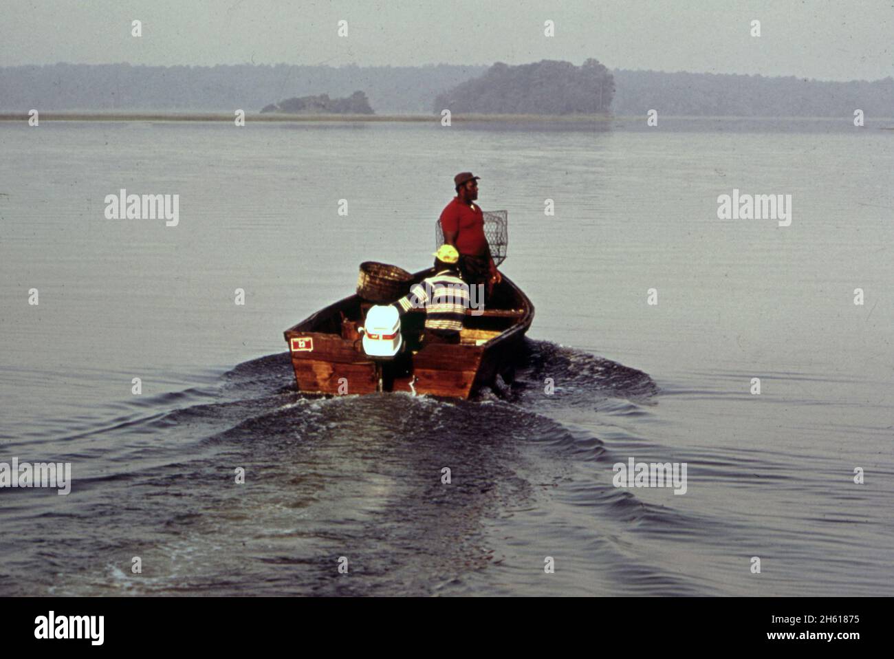 Krabbenfischen in den Gewässern um Blufton. Dies ist eine Sommerbeschäftigung für Mitglieder der schwarzen Austerngenossenschaft Ca. Mai 1973 Stockfoto