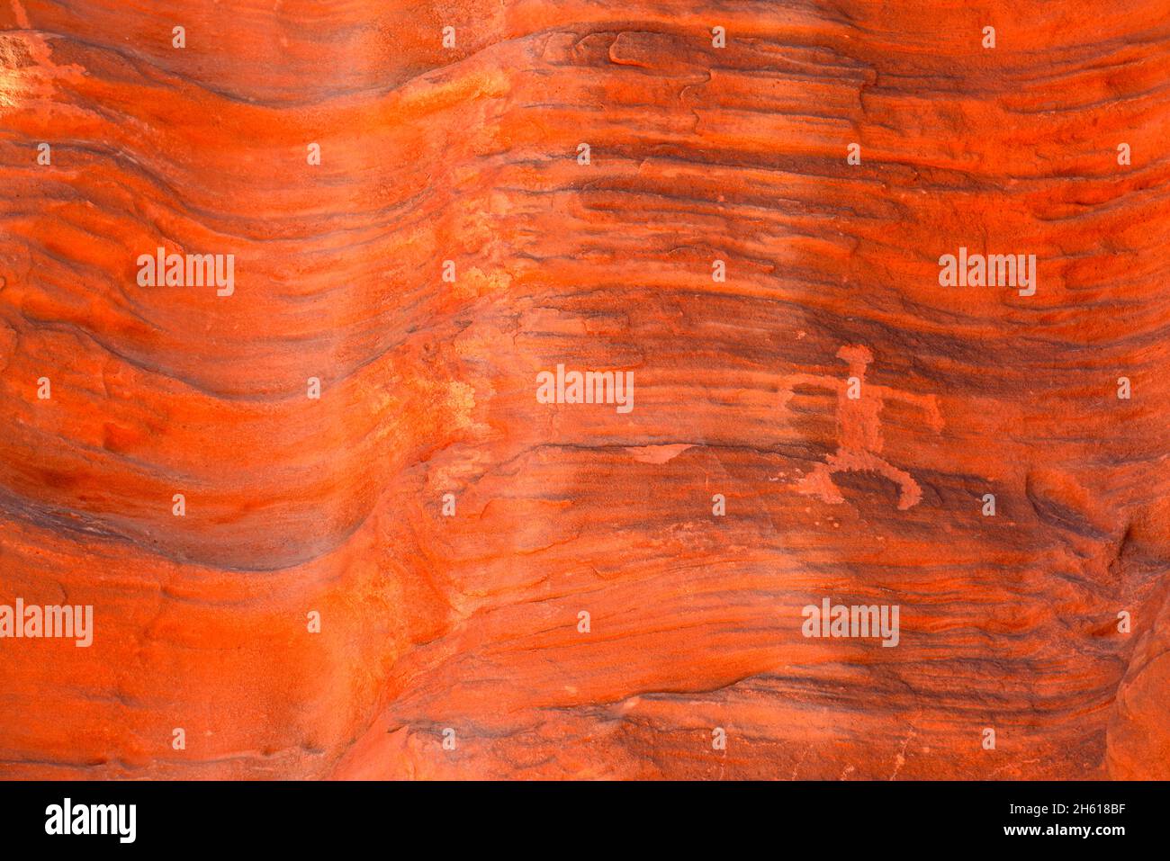 Verwitterte Felsen und einheimische Felszeichnungen auf dem Mouse's Tank Trail, Valley of Fire State Park, Nevada, USA Stockfoto