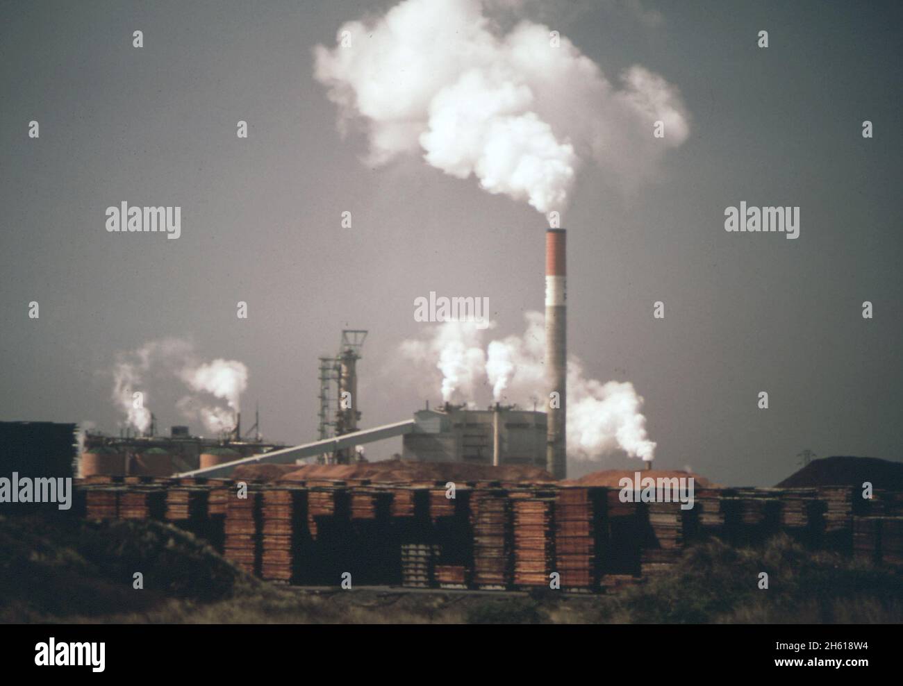 Amerika der 1970er Jahre: Rauchschornstein spuckt Verschmutzung in einer Fabrik in Nordkalifornien Ca. 1972 Stockfoto