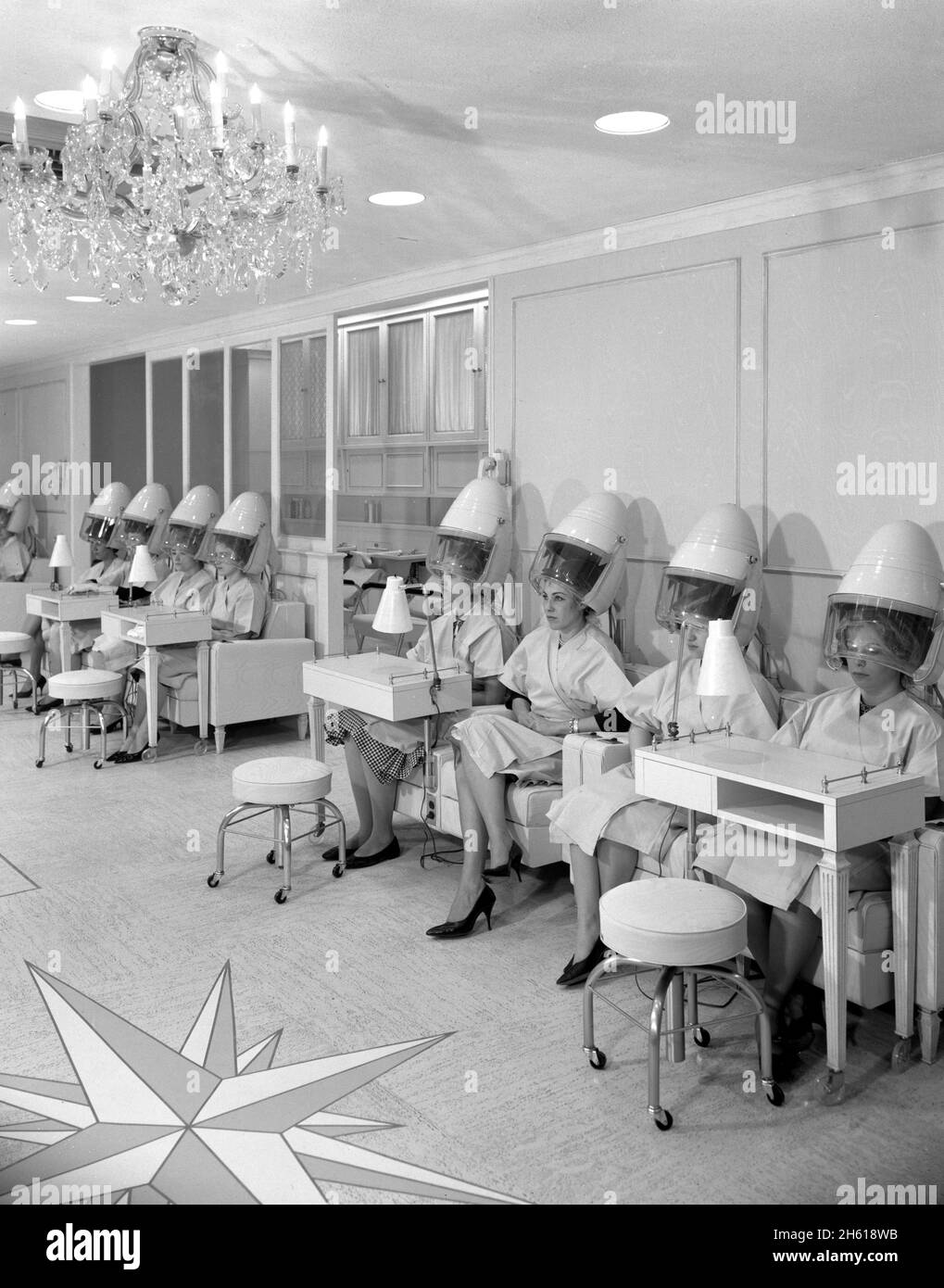 Frauen unter Haartrocknern im Helena Rubinstein Salon, 655 5th Ave; 1961 Stockfoto