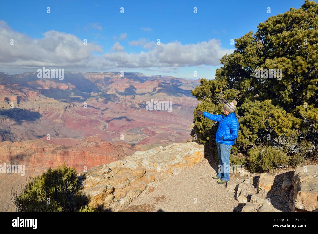 Touristen beobachten den Grand Canyon im Winter vom Südrand aus, von Lipan Point, Grand Canyon National Park, Arizona, USA Stockfoto