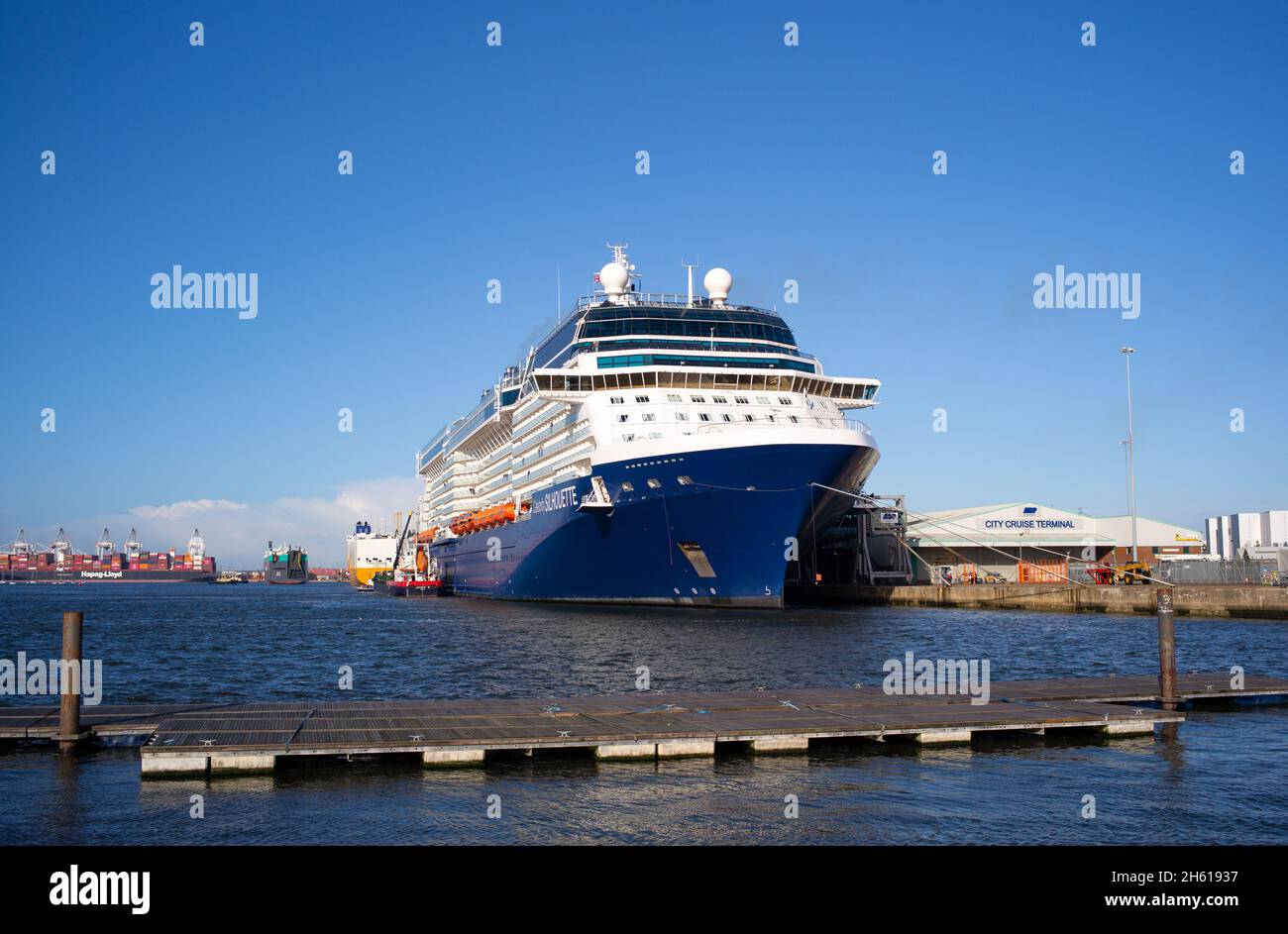 Celebrity Cruises Cruise Liner Celebrity Silhouette an Southampton Docks England wird von Jaynee W aufgetankt bereit für seinen Abflug. Stockfoto