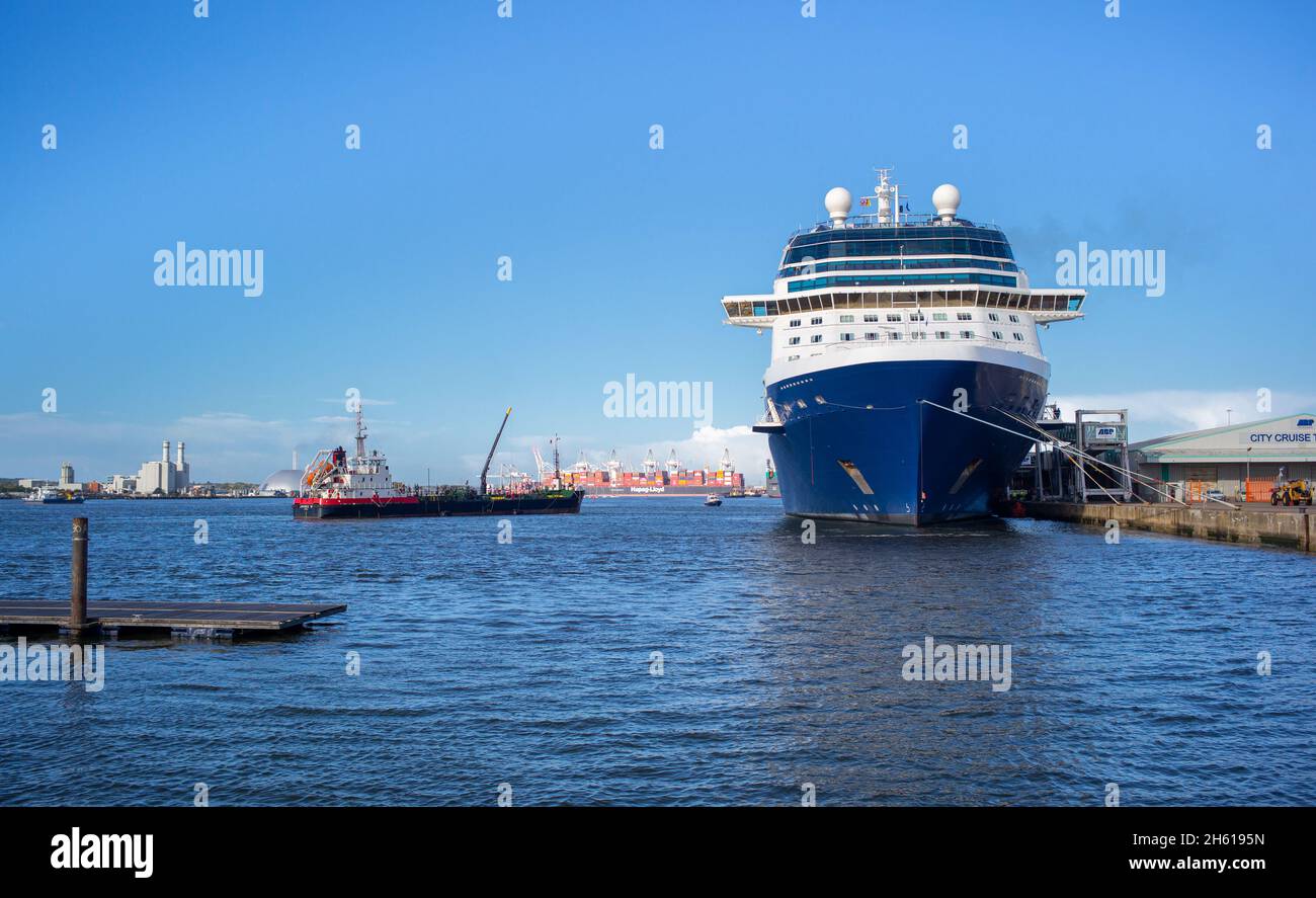 Celebrity Cruises Cruise Liner Celebrity Silhouette an Southampton Docks England wird von Jaynee W aufgetankt bereit für seinen Abflug. Stockfoto