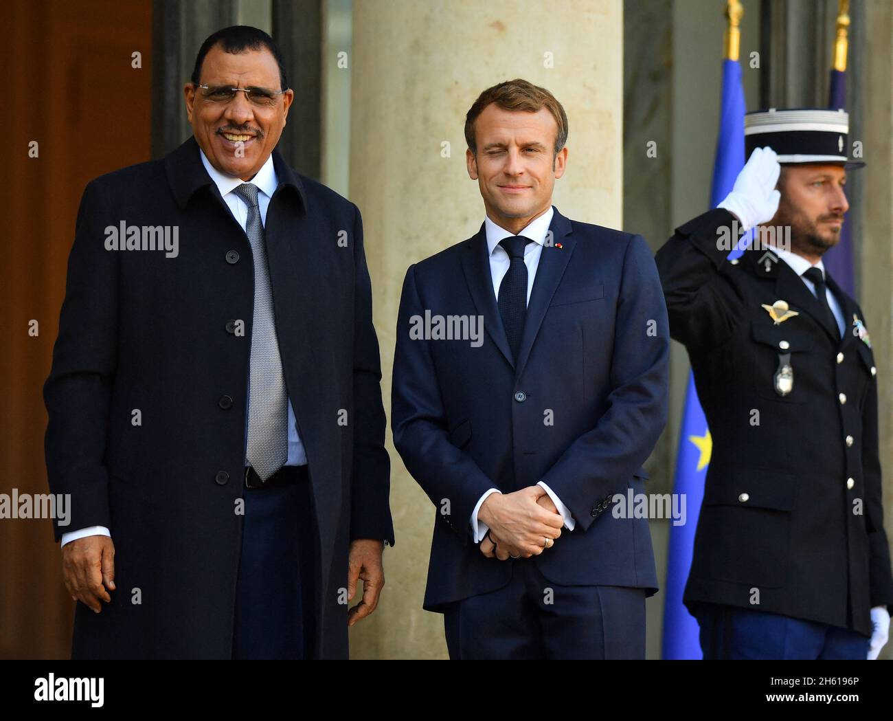 Paris, Frankreich. November 2021. Frankreichs Präsident Emmanuel Macron und Nigers Präsident Mohamed Bazoum posieren für die Presse am 12. November 2021 auf der Treppe des Elysée-Palasts in Paris. Foto von Christian Liewig/ABACAPRESS.COM Quelle: Abaca Press/Alamy Live News Stockfoto