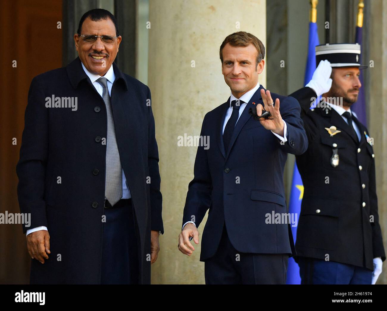 Paris, Frankreich. November 2021. Frankreichs Präsident Emmanuel Macron und Nigers Präsident Mohamed Bazoum posieren für die Presse am 12. November 2021 auf der Treppe des Elysée-Palasts in Paris. Foto von Christian Liewig/ABACAPRESS.COM Quelle: Abaca Press/Alamy Live News Stockfoto