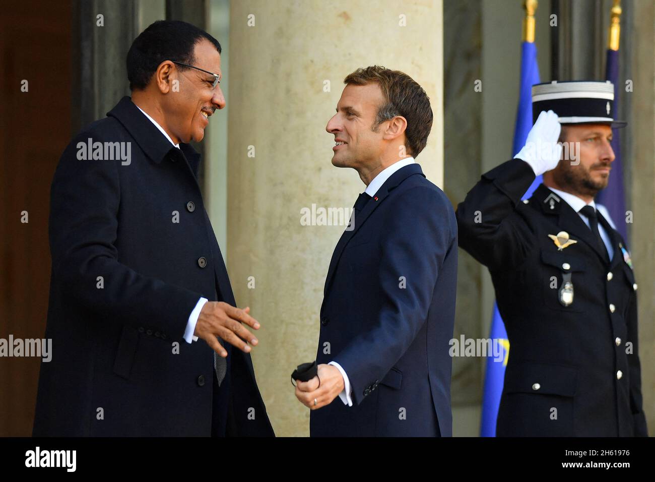 Paris, Frankreich. November 2021. Frankreichs Präsident Emmanuel Macron und Nigers Präsident Mohamed Bazoum posieren für die Presse am 12. November 2021 auf der Treppe des Elysée-Palasts in Paris. Foto von Christian Liewig/ABACAPRESS.COM Quelle: Abaca Press/Alamy Live News Stockfoto