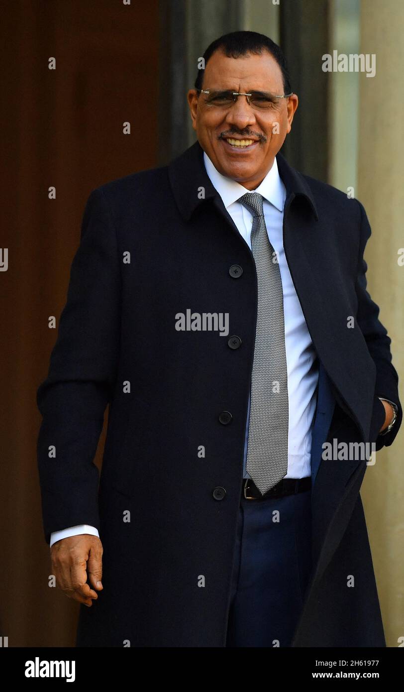 Paris, Frankreich. November 2021. Frankreichs Präsident Emmanuel Macron und Nigers Präsident Mohamed Bazoum posieren für die Presse am 12. November 2021 auf der Treppe des Elysée-Palasts in Paris. Foto von Christian Liewig/ABACAPRESS.COM Quelle: Abaca Press/Alamy Live News Stockfoto