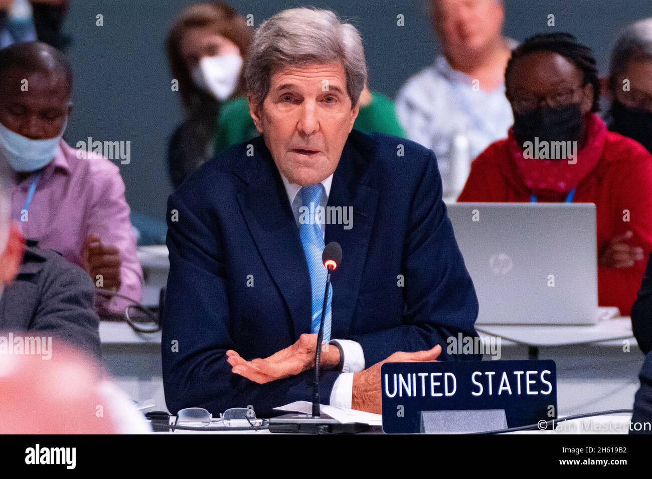Glasgow, Schottland, Großbritannien. November 2021. Tag dreizehn und letzter Tag des UN-Klimagipfels COP26 in Glasgow. Der Präsident der COP26, Alok Sharma, hält eine Plenarsitzung ab, um den Fortschritt der Verhandlungen über den Klimawandel zu diskutieren. PIC; der US-Delegierte John Kerry spricht vor der Plenarsitzung und gibt die Kommentare der USA zum Entwurf ab. Iain Masterton/Alamy Live News. Stockfoto