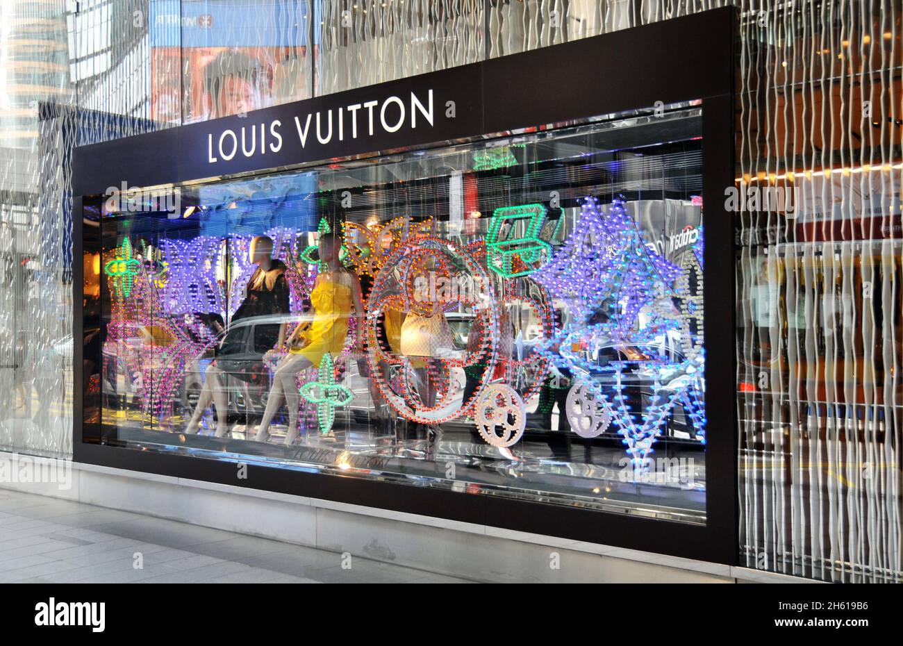 Vitrine de Noel du magasin Louis Vuitton dans le quartier des affaires et des finances de Hong Kong Island, Chine Stockfoto