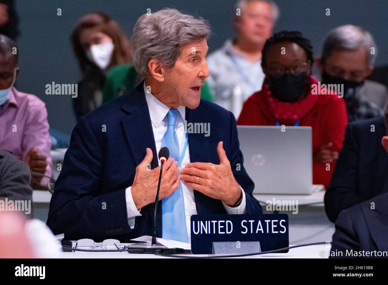 Glasgow, Schottland, Großbritannien. November 2021. Tag dreizehn und letzter Tag des UN-Klimagipfels COP26 in Glasgow. Der Präsident der COP26, Alok Sharma, hält eine Plenarsitzung ab, um den Fortschritt der Verhandlungen über den Klimawandel zu diskutieren. PIC; der US-Delegierte John Kerry spricht vor der Plenarsitzung und gibt die Kommentare der USA zum Entwurf ab. Iain Masterton/Alamy Live News. Stockfoto
