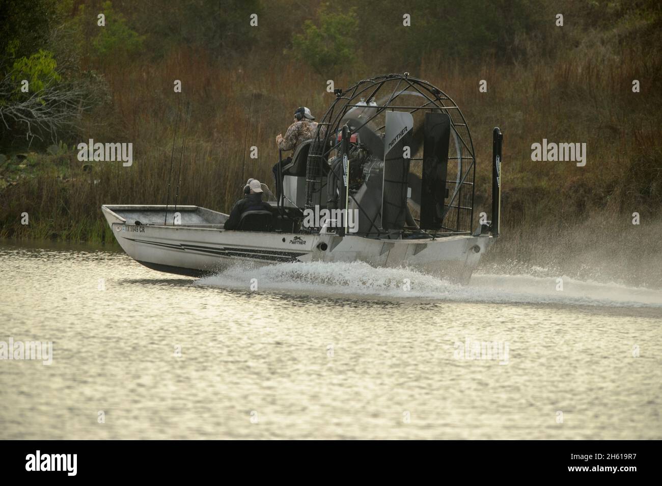 Airboat mit Fischern in der Intracoastal Waterway, Aranas NWR, Texas, USA Stockfoto