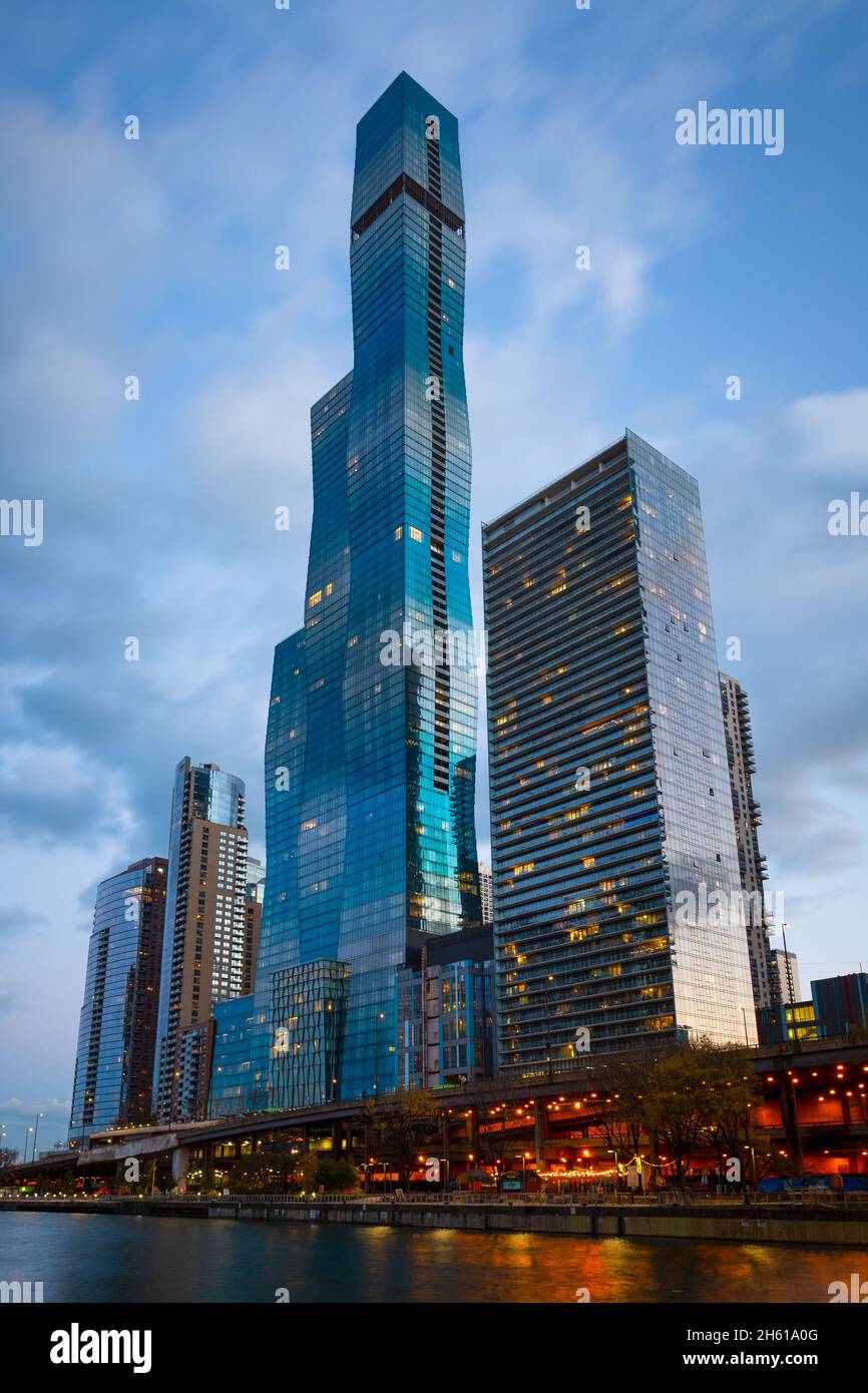 Blick auf die Wolkenkratzer von Chicago über den Fluss. Stockfoto