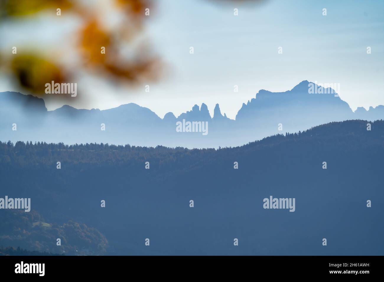 Nur an einem kalten Herbsttag werden die Berge durch dieses besondere Licht als Silhouette angesehen. Stockfoto