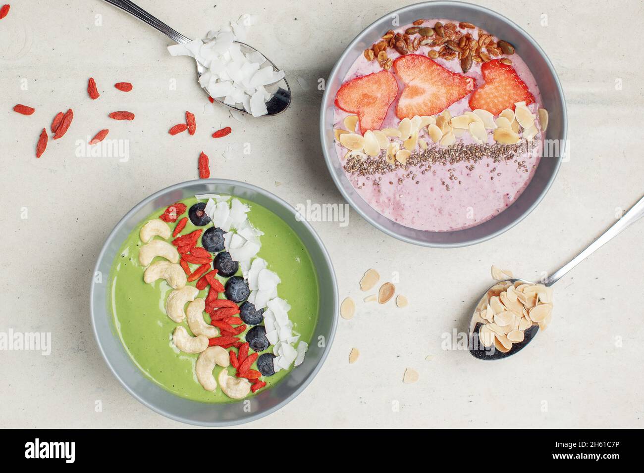 Frühstück Bio gesunde Smoothie Schalen mit Chiasamen, Haferflocken, Mandeln, Kokosnuss, Heidelbeeren und Erdbeeren. Gesundes Entgiftungskonzept Stockfoto