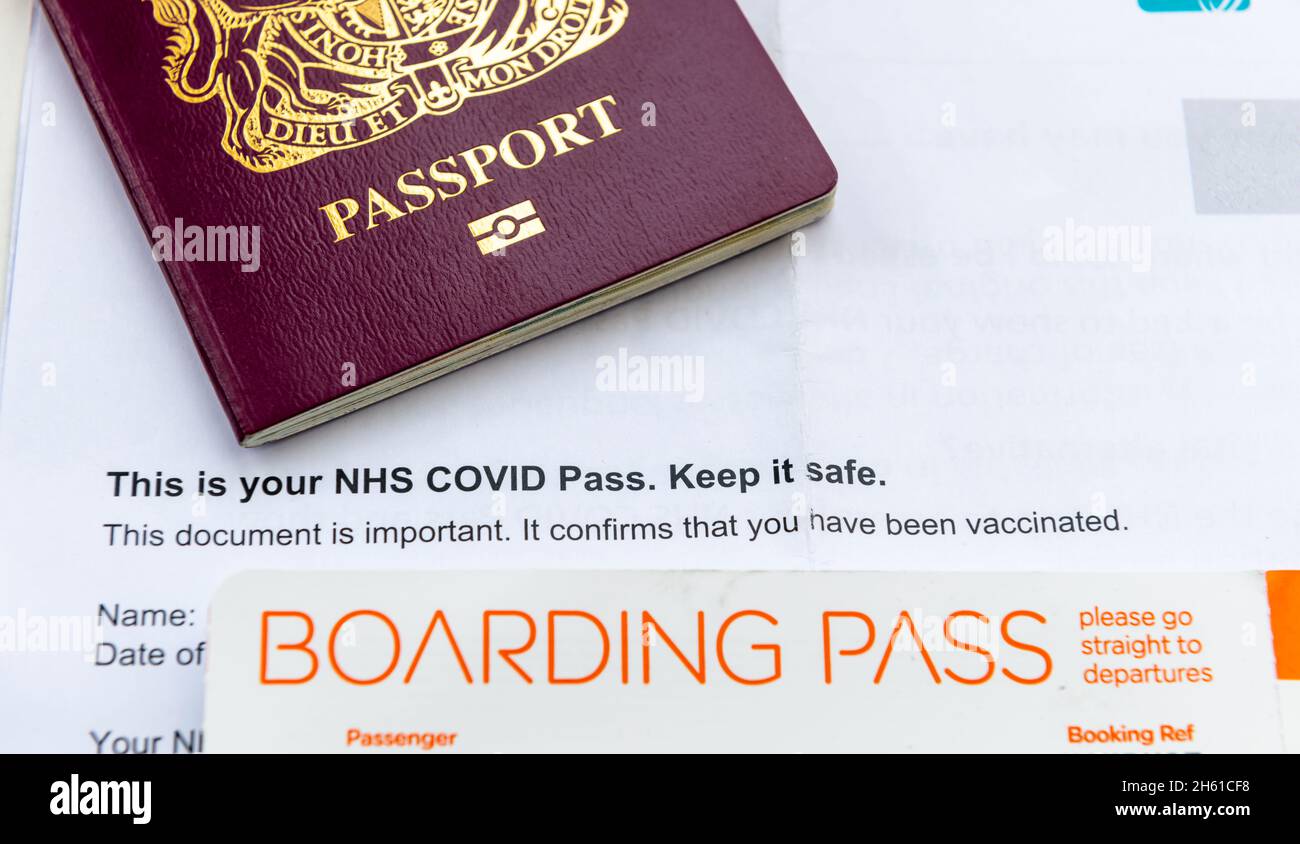 Nahaufnahme eines Passes, einer Bordkarte und eines Covid-Passes. Dokumente, die für internationale Reisen während der Covid-19-Pandemie erforderlich sind. Stockfoto