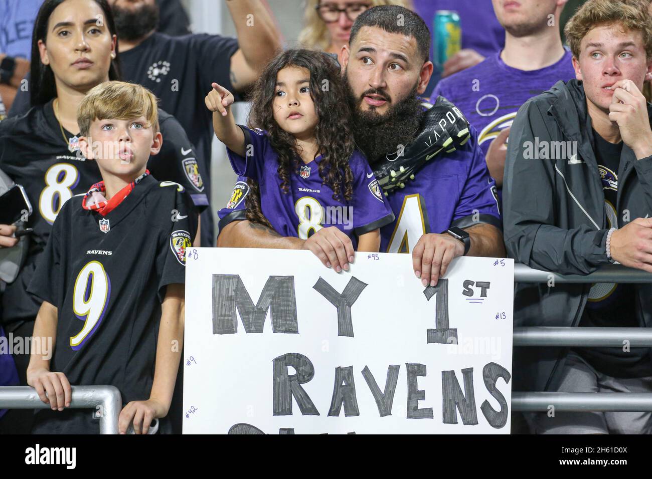 Donnerstag, 11. November 2021; Miami Gardens, FL USA; Fans von Baltimore Ravens beobachten nervös während eines NFL-Spiels gegen die Miami Dolphins im Hard Rock S Stockfoto