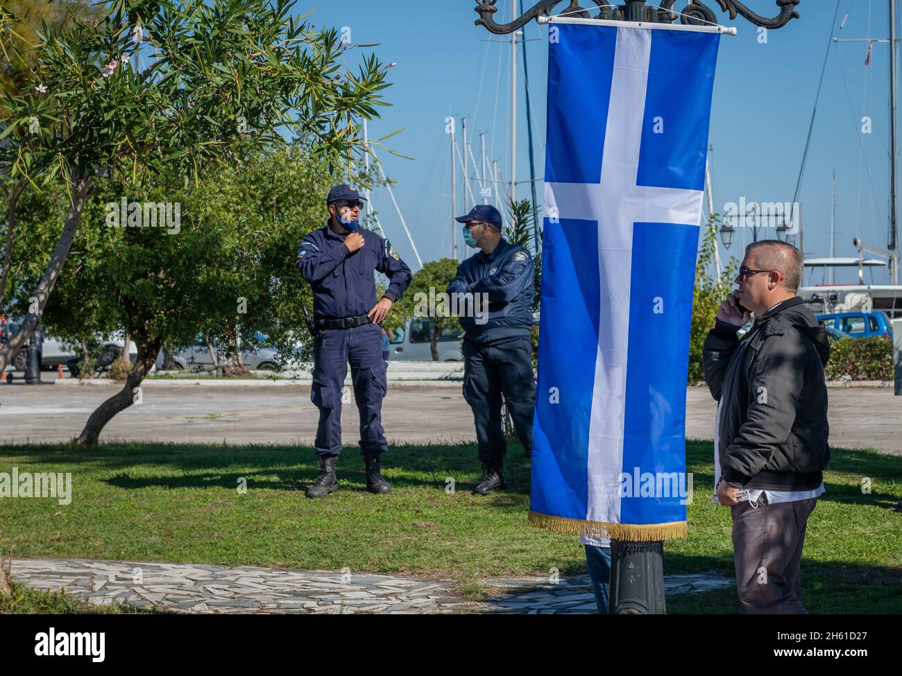 Lefkada. Griechenland. 10.28.2021. Polizei- und Sicherheitsbeamte bei der Arbeit während der Feierlichkeiten zum griechischen Oxi-Tag. Stockfoto