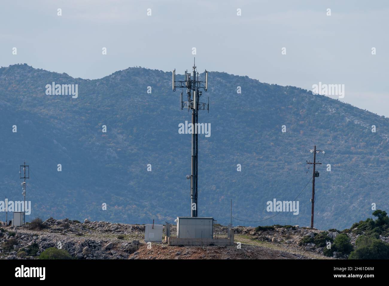 Ein Wifi-Übertragungsmast auf einem Berggipfel. Stockfoto