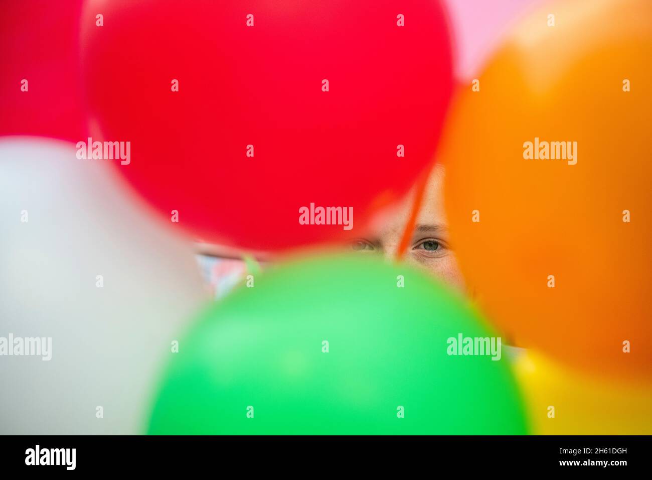 Besucher mit Luftballons beim Sommercamp zum 50th-jährigen Jubiläum von Gravestock, Wanup, Ontario, Kanada Stockfoto