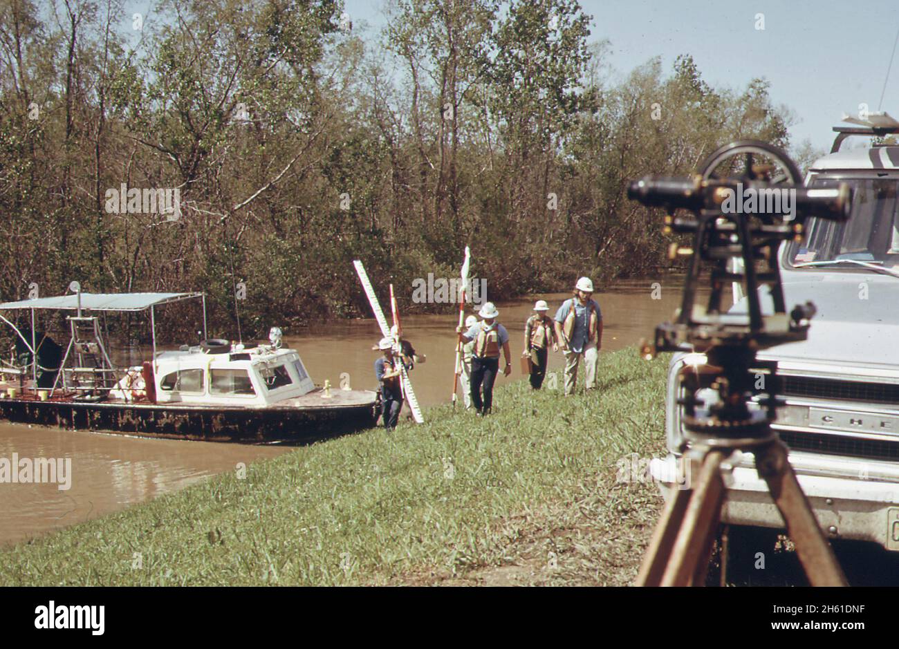 Vermessungsteam des Ingenieurkorps der US-Armee auf dem Deich am Mississippi River in Montz. Starke Erosion deutet auf die Notwendigkeit des Baus eines Rückschlags Deichs hin; Louisiana Ca. März 1973 Stockfoto