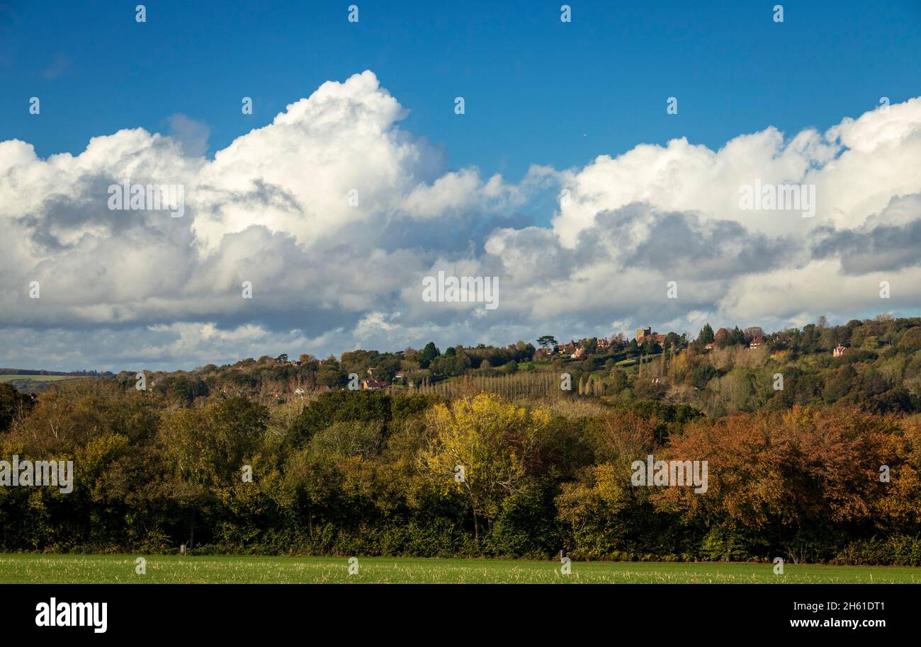 Auf dem High Weald Landscape Trail von Cranbrook nach Goudhurst im Herbst in Kent Südostengland, Großbritannien Stockfoto
