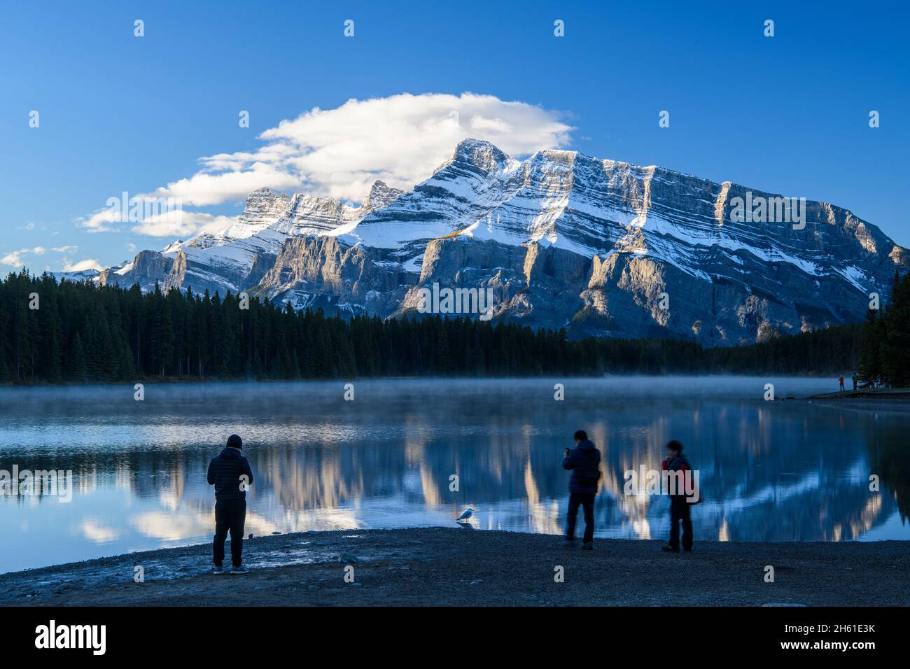 Mt Rundle spiegelt sich in Two Jack Lake, Banff National Park, Alberta, Kanada Stockfoto