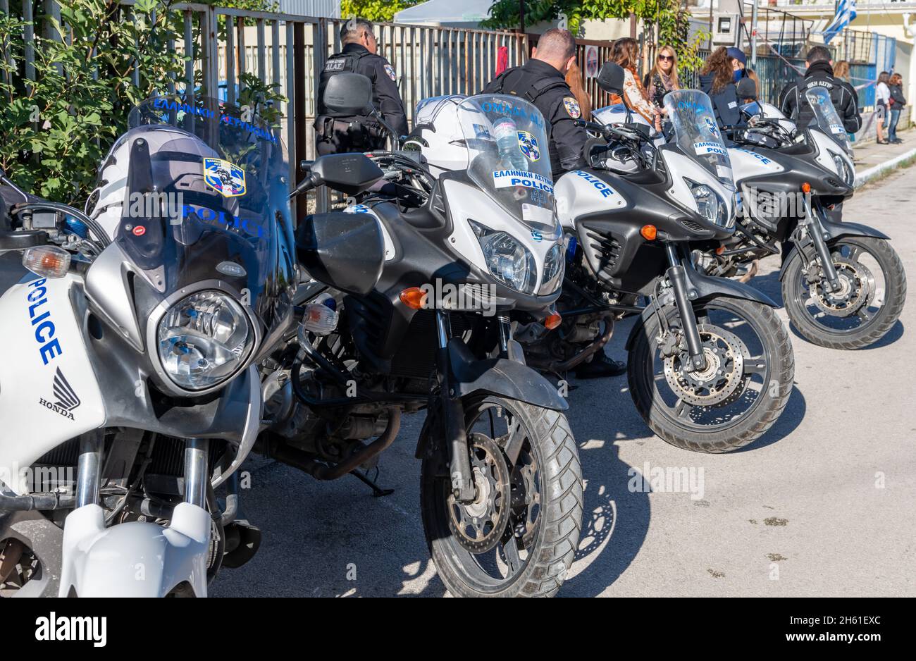 Lefkada. Griechenland. 10.28.2021. Polizeimotorräder und Polizeibeamte, die während der Feierlichkeiten zum griechischen Oxi-Tag arbeiten. Stockfoto