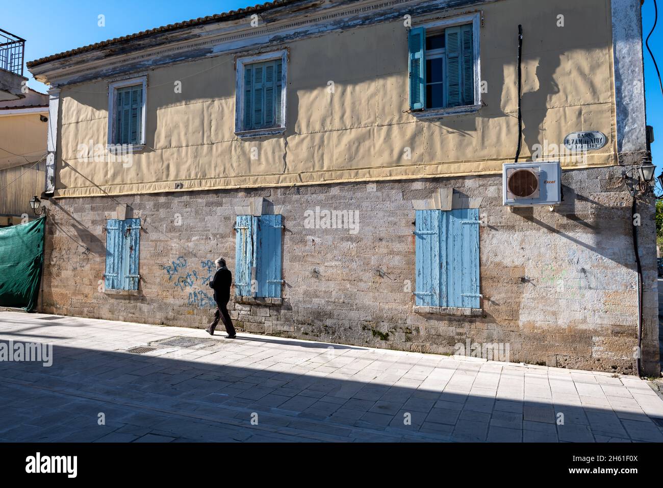 Lefkada. Griechenland. 10.26.2021. Ein Haus in der traditionellen Methode der Stein-und Holzstruktur in einem Gebiet mit häufigen Erdbeben gebaut. Stockfoto