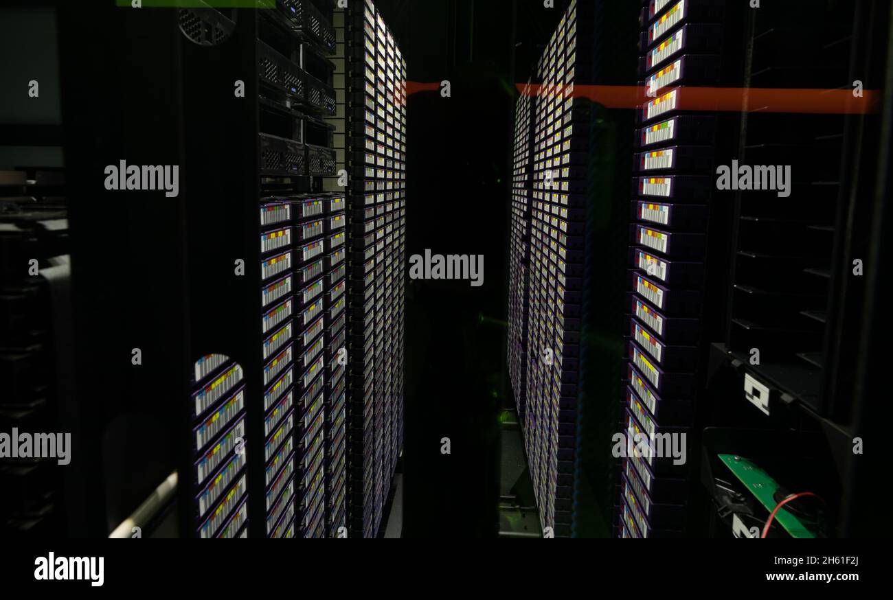Rechenzentrum mit mehreren Reihen voll funktionsfähiger Server-Racks Stockfoto