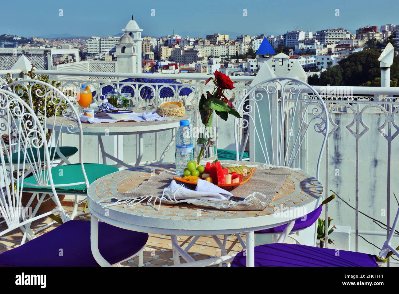 Typisch marokkanisches Frühstück auf einer Terrasse mit Blick auf Tanger, Marokko. Stockfoto