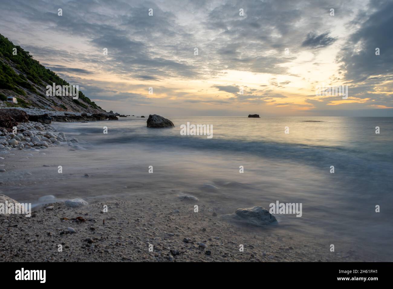 Langzeitaufnahme eines Sonnenuntergangs am Strand. Stockfoto