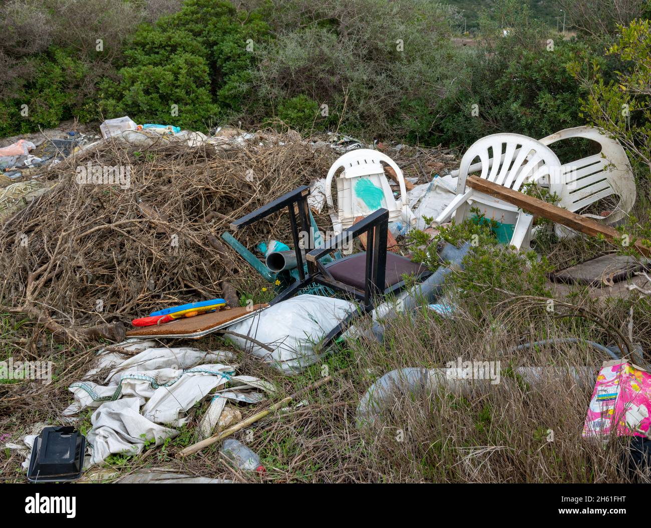 Illegale Mülldeponien, die Umweltschäden auf dem Land verursachen. Stockfoto