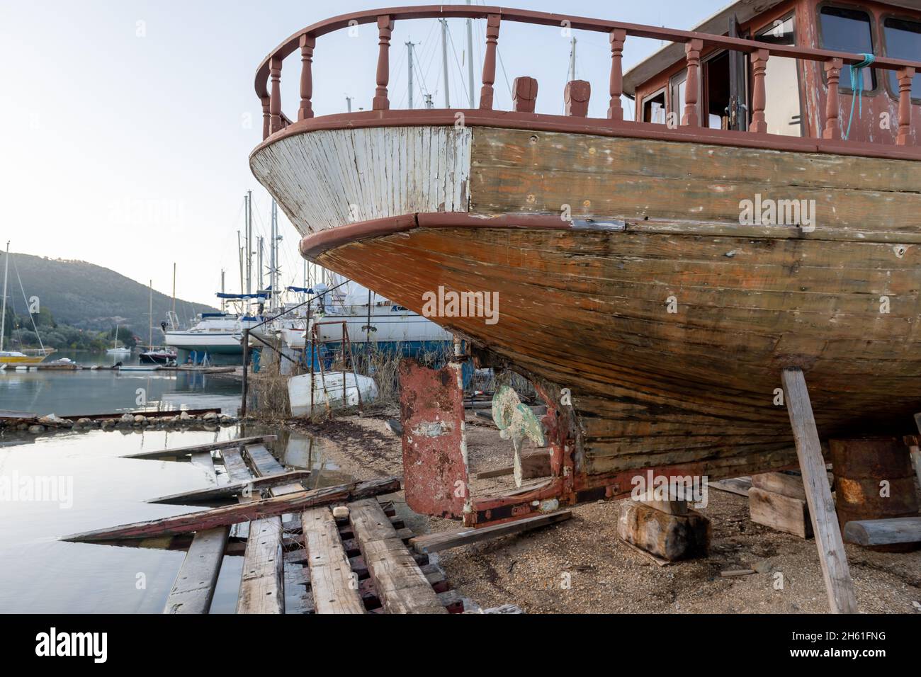 Eine Werft mit Booten und Yachten für Lagerung, Reparatur und Wartung. Stockfoto