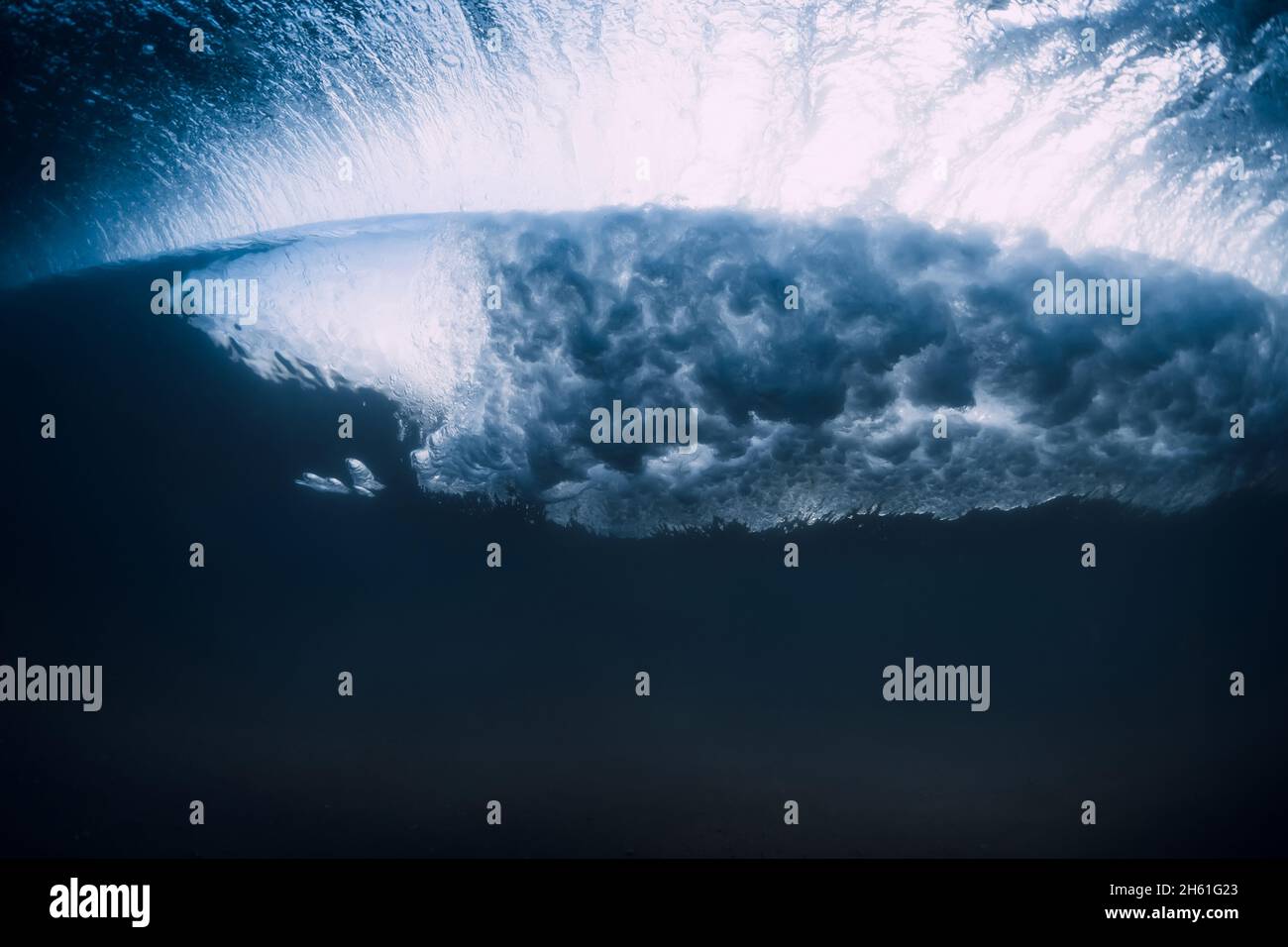 Ocean Power Welle und Barrel unter Wasser mit blauem Wasser. Stockfoto