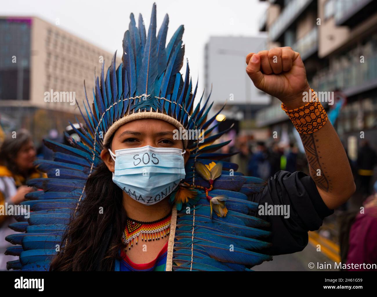 Glasgow, Schottland, Großbritannien. November 2021. Tag dreizehn und letzter Tag des UN-Klimagipfels COP26 in Glasgow. Eine indigene Frau steht vor dem Eingang zur COP26 mit einer SOS Amazonia-Botschaft auf der Gesichtsmaske. Iain Masterton/Alamy Live News. Stockfoto